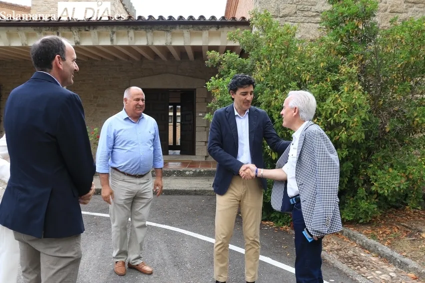 Entrega de diplomas del curso de inmersión lingüística al inglés organizado por Iberdrola y la JCyL en Villarino / CORRAL  