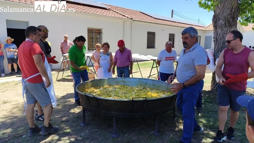Los vecinos de Boada reponían fuerzas este lunes con una rica paella preparada por el chef Luis Fernandes / CORRAL