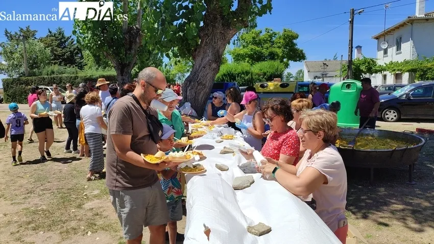 Los vecinos de Boada reponían fuerzas este lunes con una rica paella preparada por el chef Luis Fernandes / CORRAL