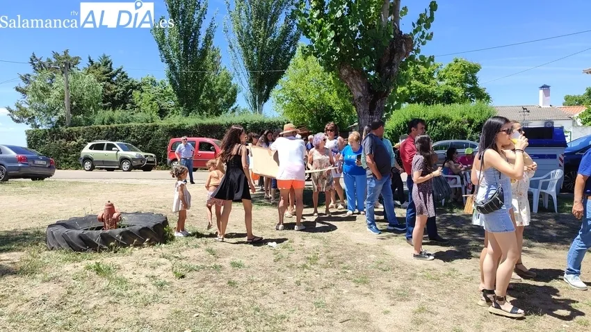Los vecinos de Boada reponían fuerzas este lunes con una rica paella preparada por el chef Luis Fernandes / CORRAL