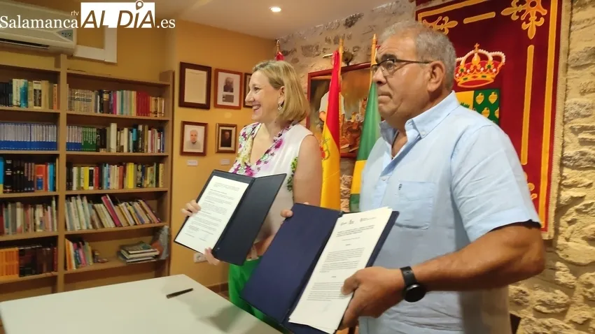 Firma del convenio 'Viviendas en red' entre la vicepresidenta de la Junta y el alcalde de Peralejos de Abajo / CORRAL 