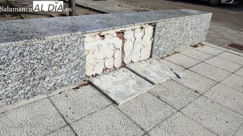 Estado que presenta el Centro de Salud de Vitigudino y la dejadez para solucionar, desde hace más de un año, que la ambulancia entre en la cochera / CORRAL 