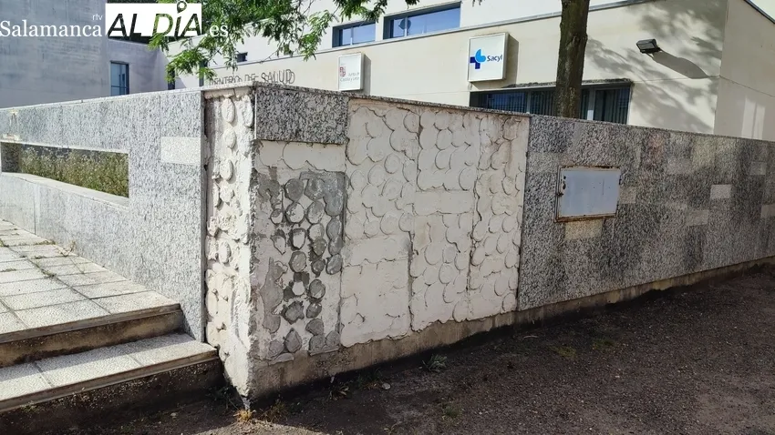 Estado que presenta el Centro de Salud de Vitigudino y la dejadez para solucionar, desde hace más de un año, que la ambulancia entre en la cochera / CORRAL 