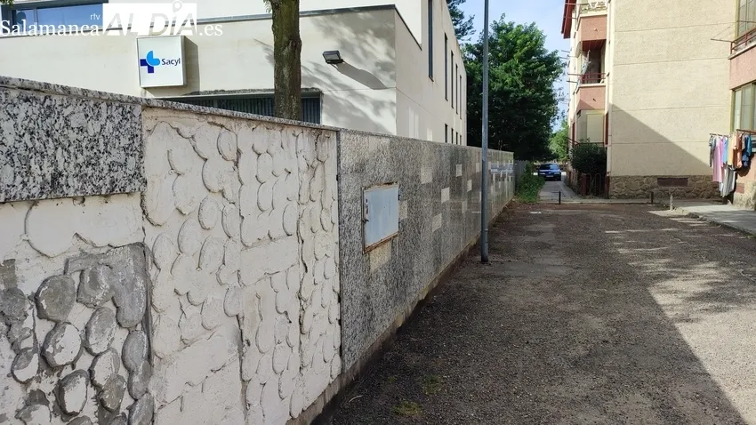Estado que presenta el Centro de Salud de Vitigudino y la dejadez para solucionar, desde hace más de un año, que la ambulancia entre en la cochera / CORRAL 