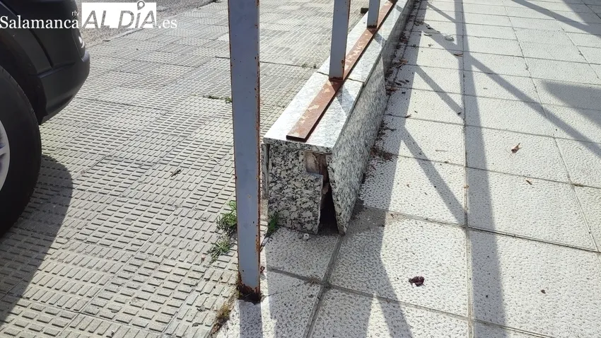 Estado que presenta el Centro de Salud de Vitigudino y la dejadez para solucionar, desde hace más de un año, que la ambulancia entre en la cochera / CORRAL 