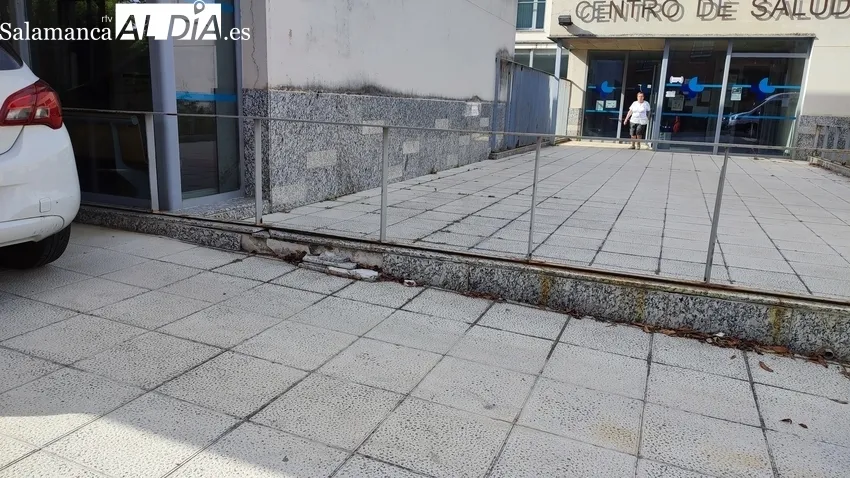 Estado que presenta el Centro de Salud de Vitigudino y la dejadez para solucionar, desde hace más de un año, que la ambulancia entre en la cochera / CORRAL 
