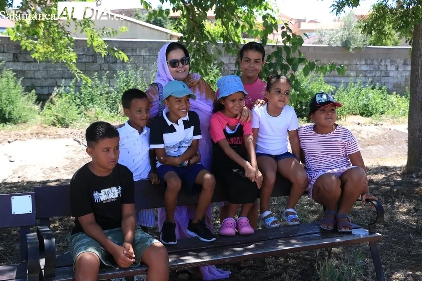 Bienvenida de los vecinos de El Cubo de Don Sancho a los niños saharauis del programa de acogida de Ampusasa / CORRAL 