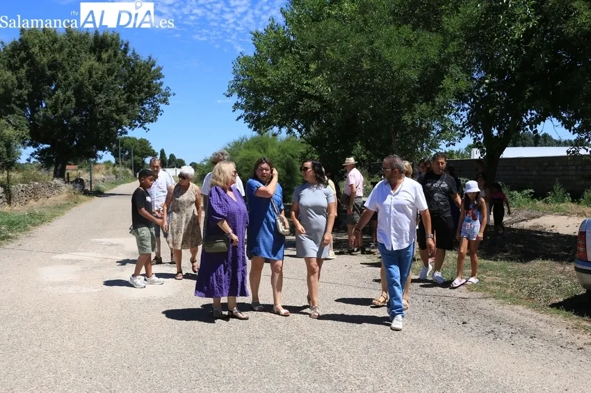 Bienvenida de los vecinos de El Cubo de Don Sancho a los niños saharauis del programa de acogida de Ampusasa / CORRAL 