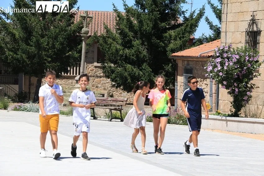 Bienvenida de los vecinos de El Cubo de Don Sancho a los niños saharauis del programa de acogida de Ampusasa / CORRAL 