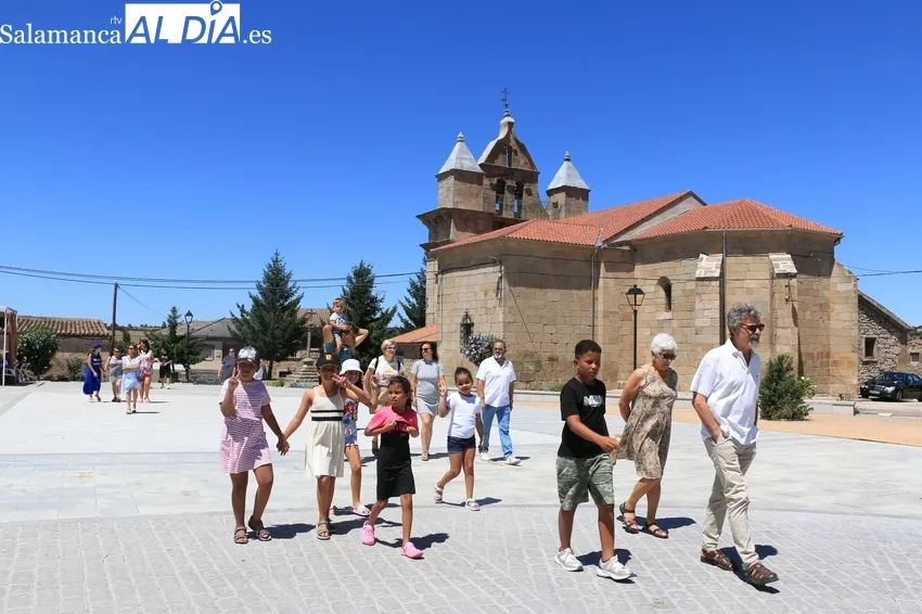 Bienvenida de los vecinos de El Cubo de Don Sancho a los niños saharauis del programa de acogida de Ampusasa / CORRAL 