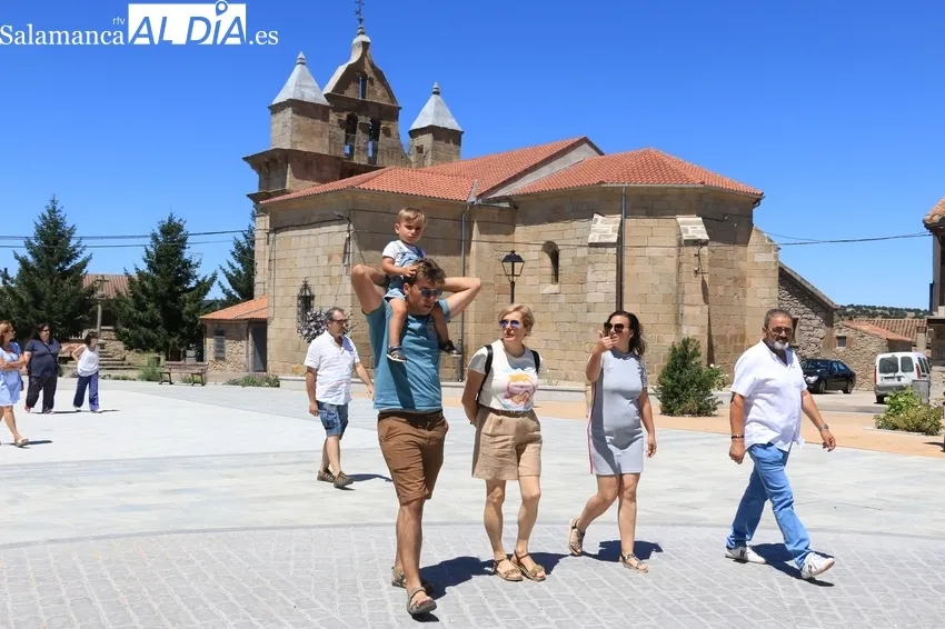 Bienvenida de los vecinos de El Cubo de Don Sancho a los niños saharauis del programa de acogida de Ampusasa / CORRAL 