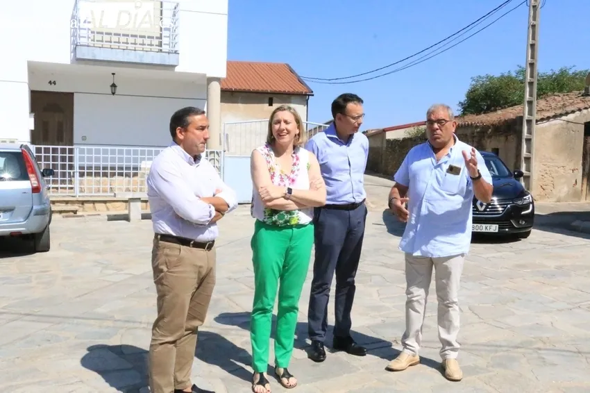 Firma del convenio 'Viviendas en red' entre la vicepresidenta de la Junta y el alcalde de Peralejos de Abajo / CORRAL 