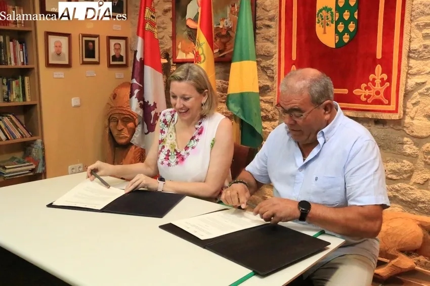 Firma del convenio 'Viviendas en red' entre la vicepresidenta de la Junta y el alcalde de Peralejos de Abajo / CORRAL 