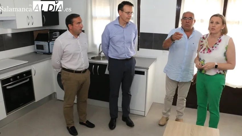 Firma del convenio 'Viviendas en red' entre la vicepresidenta de la Junta y el alcalde de Peralejos de Abajo / CORRAL 