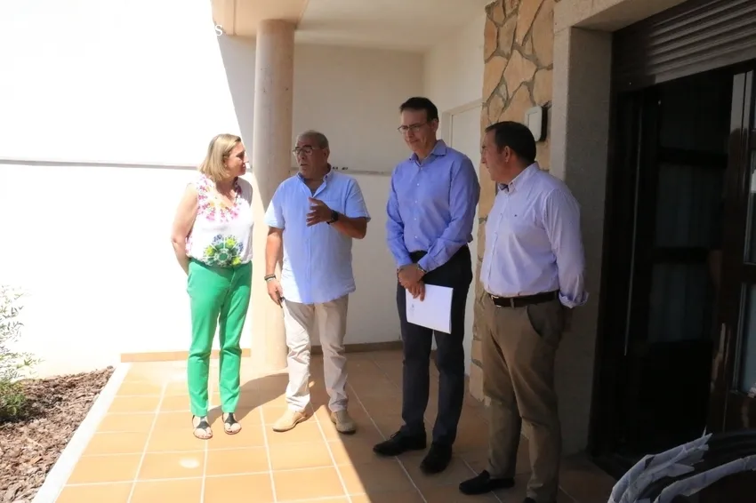 Firma del convenio 'Viviendas en red' entre la vicepresidenta de la Junta y el alcalde de Peralejos de Abajo / CORRAL 