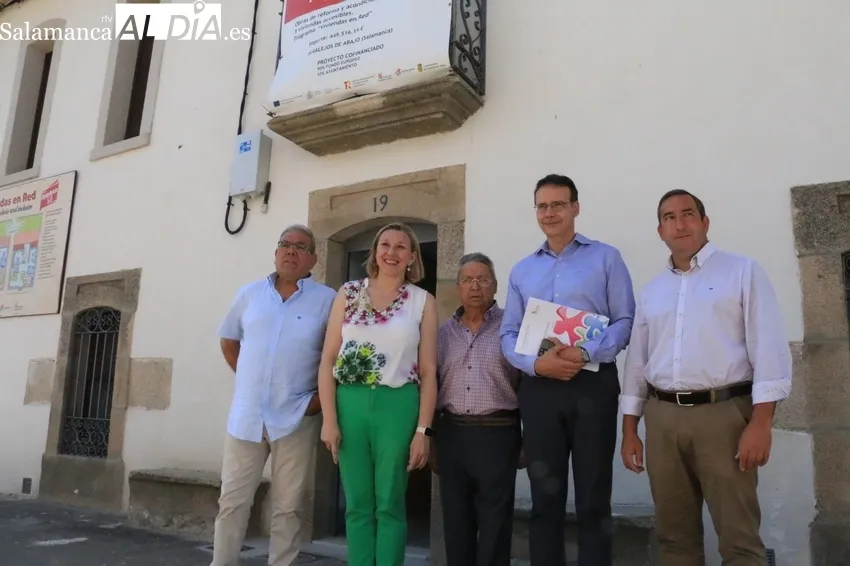 Firma del convenio 'Viviendas en red' entre la vicepresidenta de la Junta y el alcalde de Peralejos de Abajo / CORRAL 