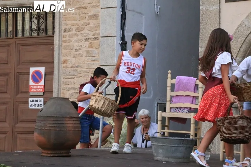 Inauguración y pisada de uva de la II Feria del Vino de Aldeadávila / CORRAL 