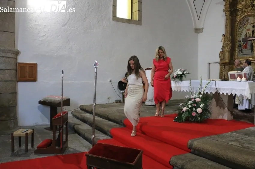 Las hermanas Carla, Patricia y Cristina Rodríguez Martín guiaban a la Virgen del Socorro desde su ermita a la iglesia / CORRAL  