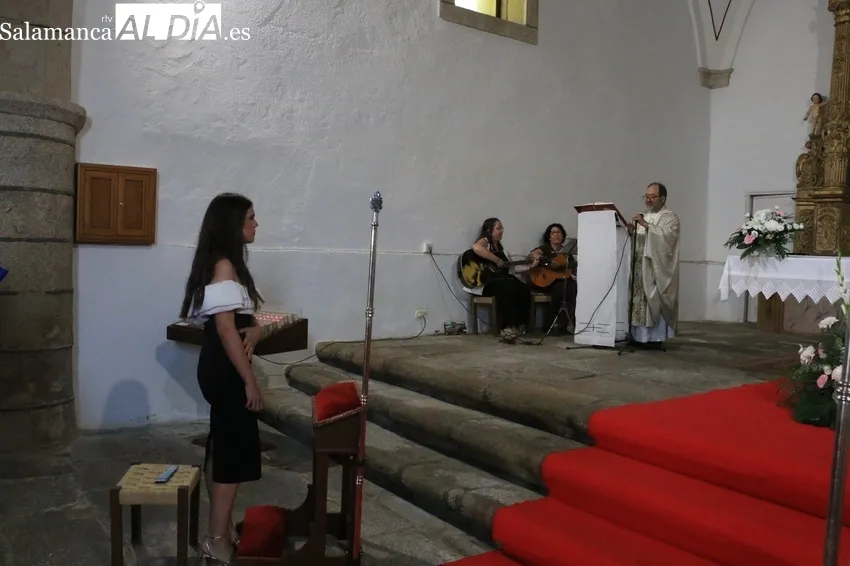 Las hermanas Carla, Patricia y Cristina Rodríguez Martín guiaban a la Virgen del Socorro desde su ermita a la iglesia / CORRAL  
