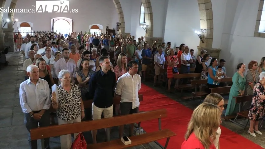 Las hermanas Carla, Patricia y Cristina Rodríguez Martín guiaban a la Virgen del Socorro desde su ermita a la iglesia / CORRAL  