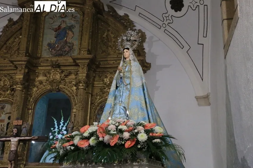 Las hermanas Carla, Patricia y Cristina Rodríguez Martín guiaban a la Virgen del Socorro desde su ermita a la iglesia / CORRAL  