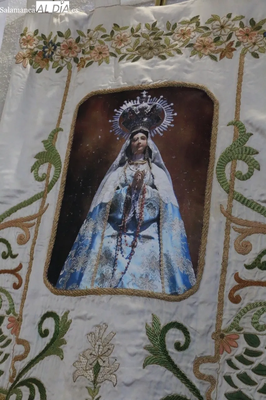 Las hermanas Carla, Patricia y Cristina Rodríguez Martín guiaban a la Virgen del Socorro desde su ermita a la iglesia / CORRAL  