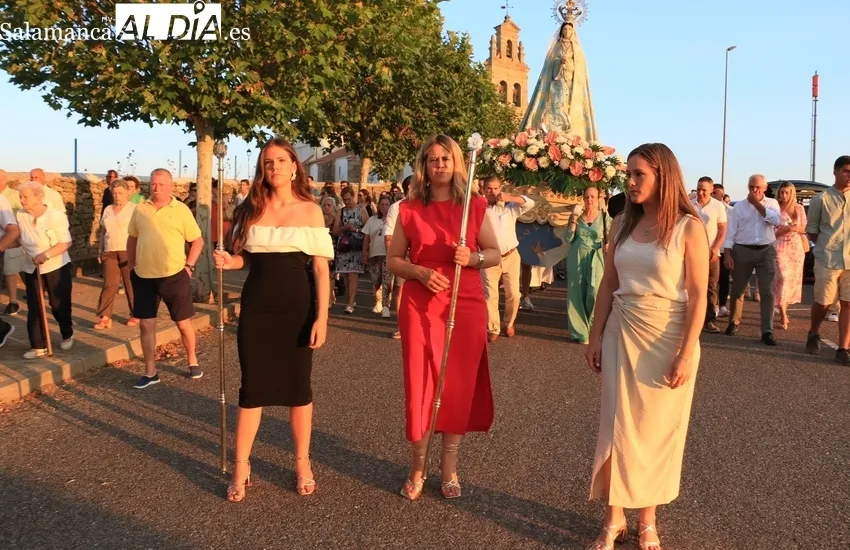 Las hermanas Carla, Patricia y Cristina Rodríguez Martín guiaban a la Virgen del Socorro desde su ermita a la iglesia / CORRAL  