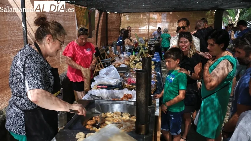 Nuevo éxito de público y expositores de la feria de artesanía y agroecológica de Monleras / CORRAL