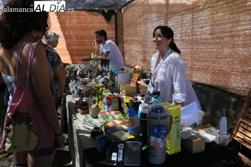 Nuevo éxito de público y expositores de la feria de artesanía y agroecológica de Monleras / CORRAL