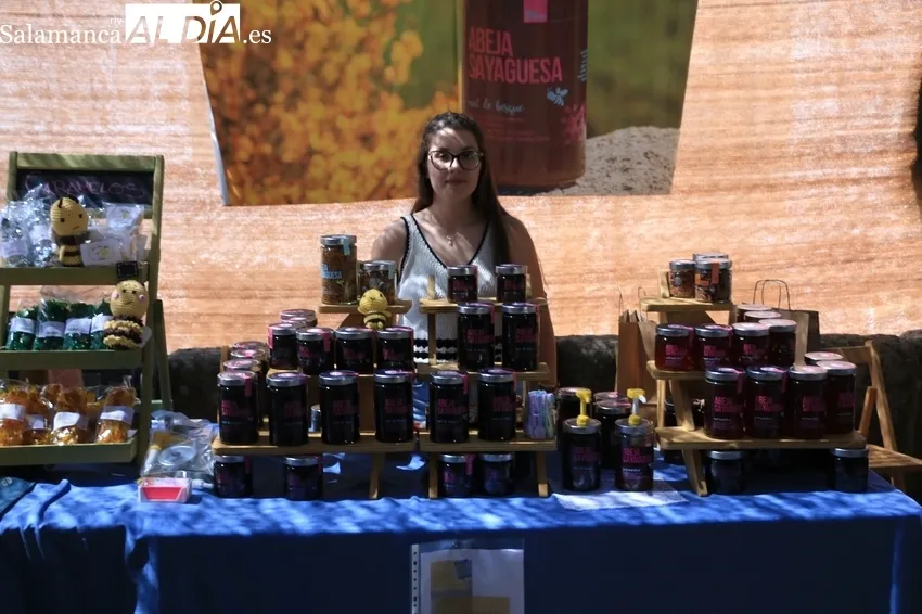 Nuevo éxito de público y expositores de la feria de artesanía y agroecológica de Monleras / CORRAL