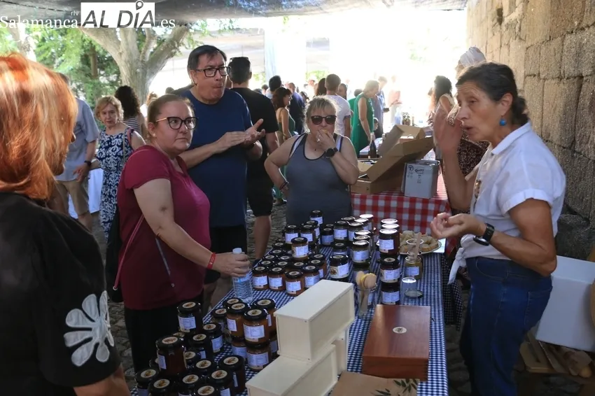 Nuevo éxito de público y expositores de la feria de artesanía y agroecológica de Monleras / CORRAL