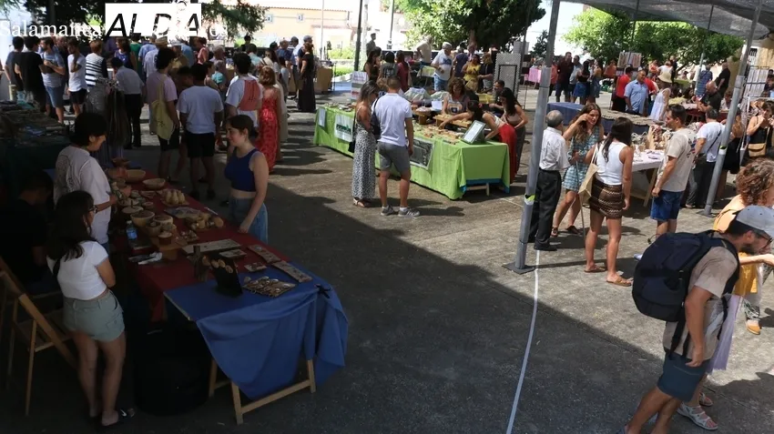 Nuevo éxito de público y expositores de la feria de artesanía y agroecológica de Monleras / CORRAL