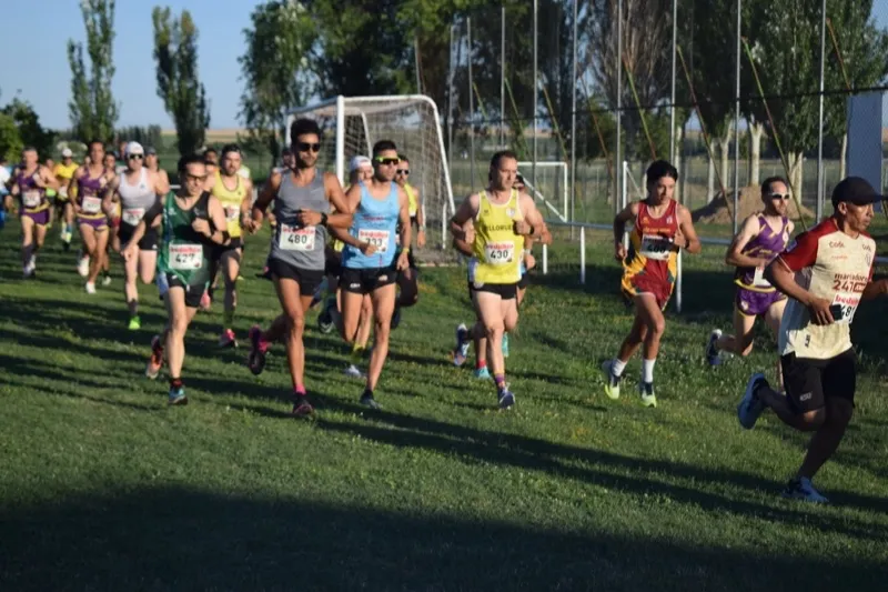 Foto 8 - Cientos de personas se suman a la XVI Carrera Popular de Villoruela, coronada por Daniel Ayuso y Ester Rodr&iacute;guez