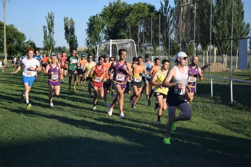 Foto 10 - Cientos de personas se suman a la XVI Carrera Popular de Villoruela, coronada por Daniel Ayuso y Ester Rodr&iacute;guez