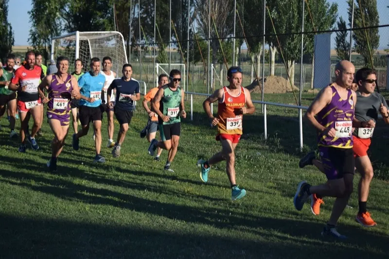Foto 7 - Cientos de personas se suman a la XVI Carrera Popular de Villoruela, coronada por Daniel Ayuso y Ester Rodr&iacute;guez