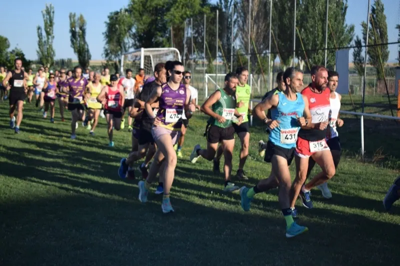Foto 6 - Cientos de personas se suman a la XVI Carrera Popular de Villoruela, coronada por Daniel Ayuso y Ester Rodr&iacute;guez