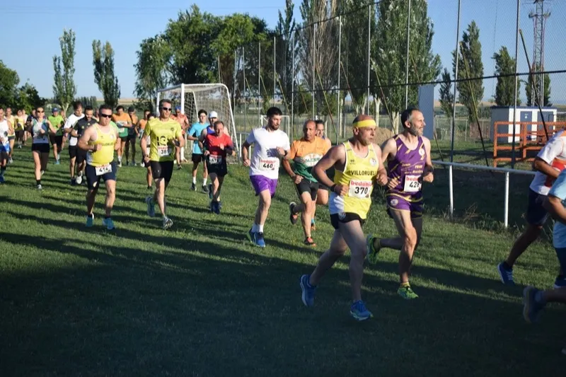 Foto 5 - Cientos de personas se suman a la XVI Carrera Popular de Villoruela, coronada por Daniel Ayuso y Ester Rodr&iacute;guez