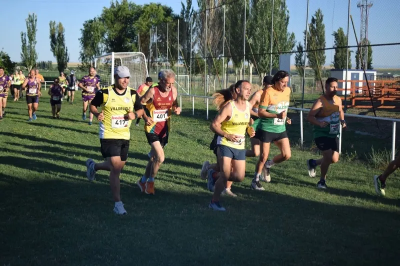 Foto 4 - Cientos de personas se suman a la XVI Carrera Popular de Villoruela, coronada por Daniel Ayuso y Ester Rodr&iacute;guez