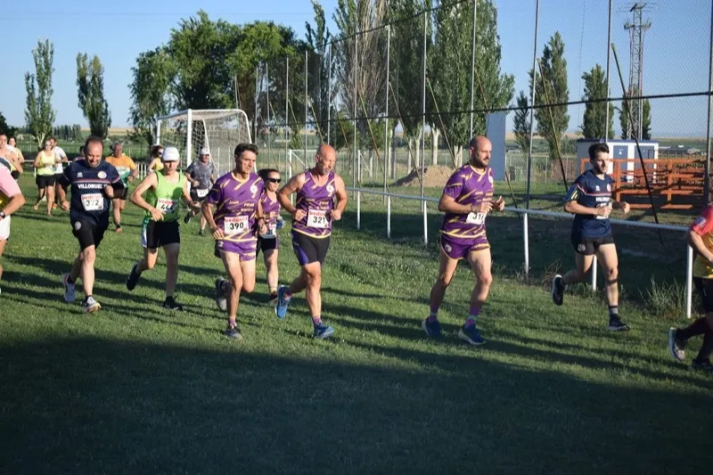 Foto 3 - Cientos de personas se suman a la XVI Carrera Popular de Villoruela, coronada por Daniel Ayuso y Ester Rodr&iacute;guez