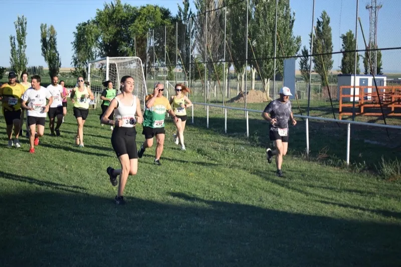 Foto 2 - Cientos de personas se suman a la XVI Carrera Popular de Villoruela, coronada por Daniel Ayuso y Ester Rodr&iacute;guez