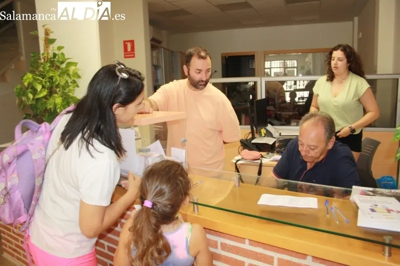 Foto 4 - Colas y un continuo ir y venir en Macotera para votar la Corte de Honor de San Roque 2024