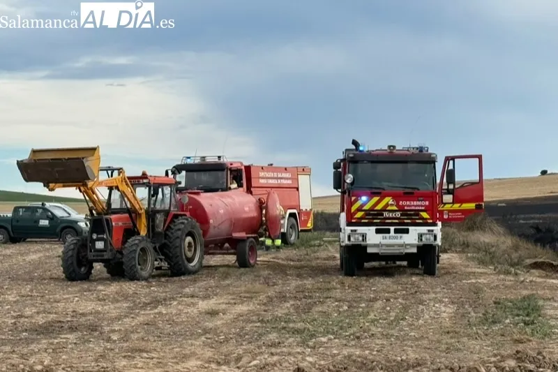 Foto 5 - Varias dotaciones de bomberos, helic&oacute;pteros y agricultores, unidos para extinguir un incendio entre Macotera y Santiago de la Puebla