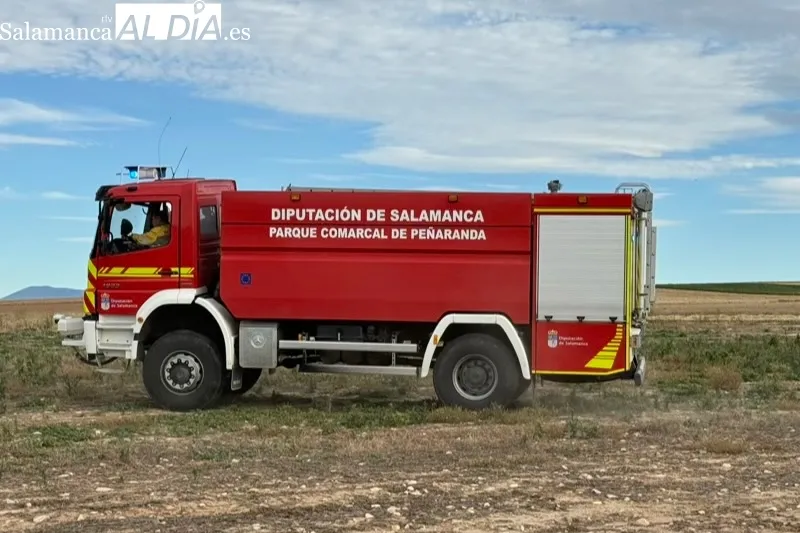 Foto 3 - Varias dotaciones de bomberos, helic&oacute;pteros y agricultores, unidos para extinguir un incendio entre Macotera y Santiago de la Puebla