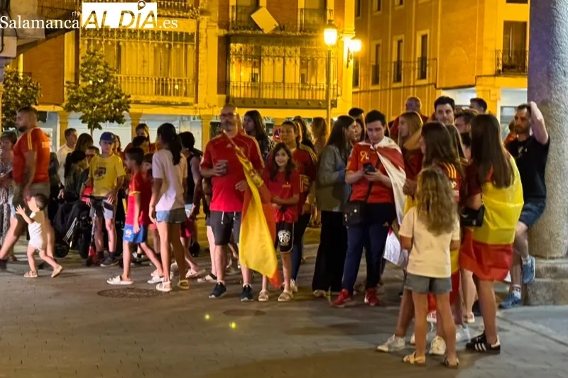 Foto 8 - La fiesta por el triunfo de la selecci&oacute;n llega hasta la Fuente de los Cuatro Ca&ntilde;os