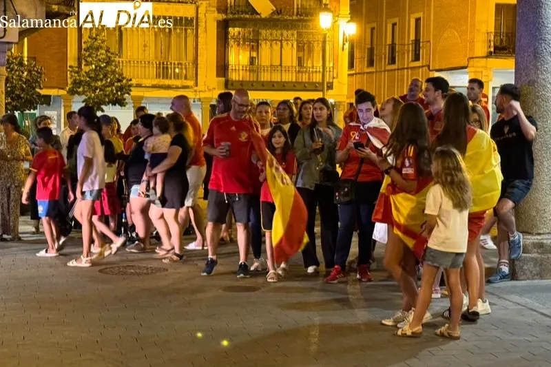 Foto 7 - La fiesta por el triunfo de la selecci&oacute;n llega hasta la Fuente de los Cuatro Ca&ntilde;os