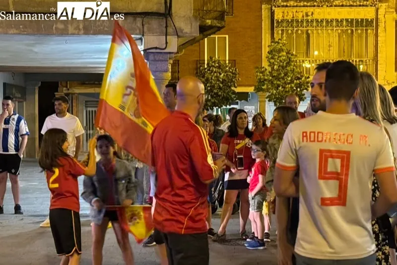 Foto 5 - La fiesta por el triunfo de la selecci&oacute;n llega hasta la Fuente de los Cuatro Ca&ntilde;os