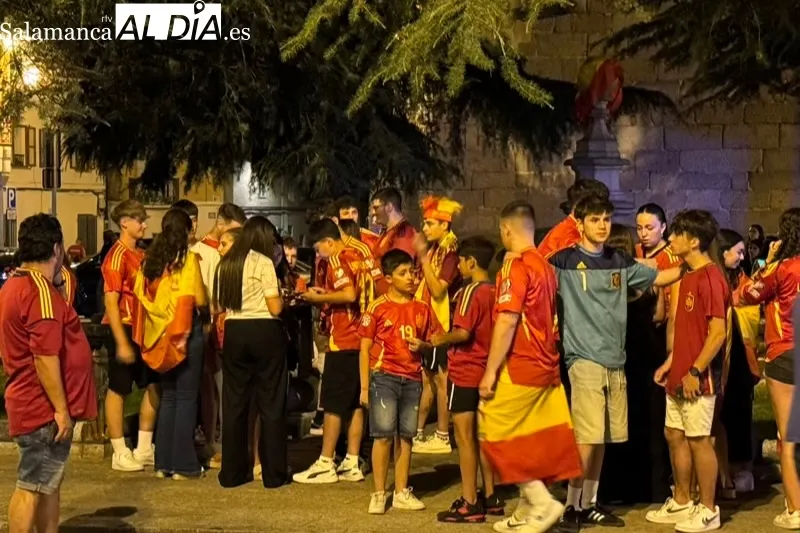 Foto 4 - La fiesta por el triunfo de la selecci&oacute;n llega hasta la Fuente de los Cuatro Ca&ntilde;os