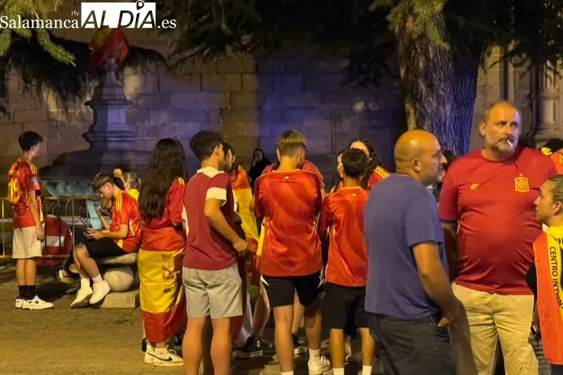 Foto 3 - La fiesta por el triunfo de la selecci&oacute;n llega hasta la Fuente de los Cuatro Ca&ntilde;os