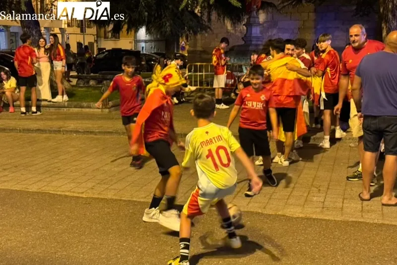 Foto 2 - La fiesta por el triunfo de la selecci&oacute;n llega hasta la Fuente de los Cuatro Ca&ntilde;os