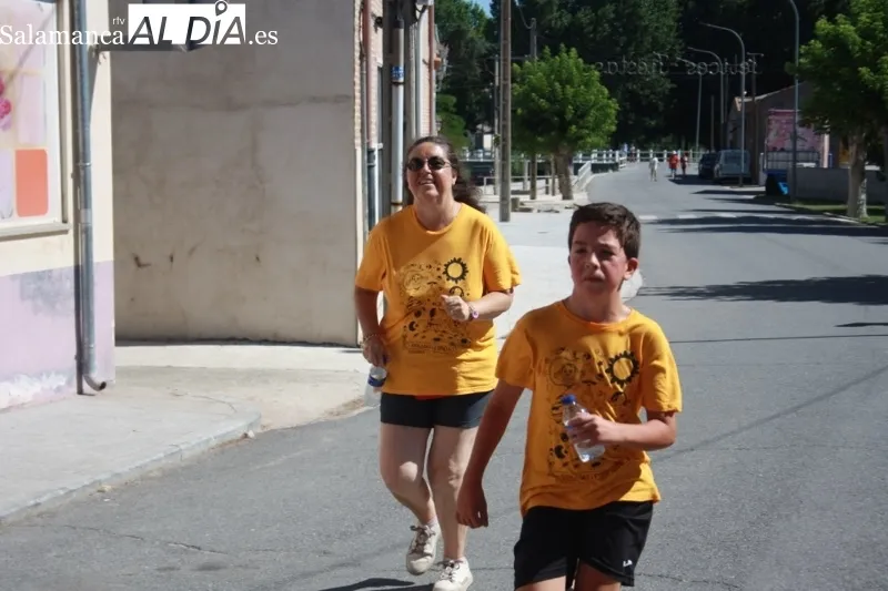 Foto 10 - M&aacute;s de 230 participantes en una ambientada y solidaria VIII Quedada Runner y Ciclista en Santiago de la Puebla, con la que comienzan sus fiestas patronales